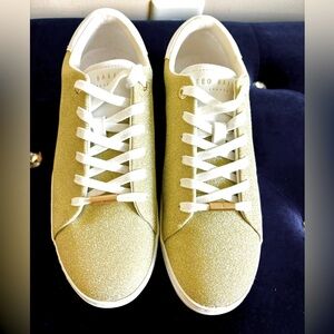 MAKE BOSS MOVES -SLEEK TED BAKER DESIGNER GOLD LADIES SNEAKER- SIZE 9 -NEW!